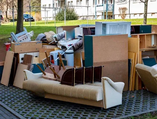 Altmöbel bei einer Wohnungsentrümpelung